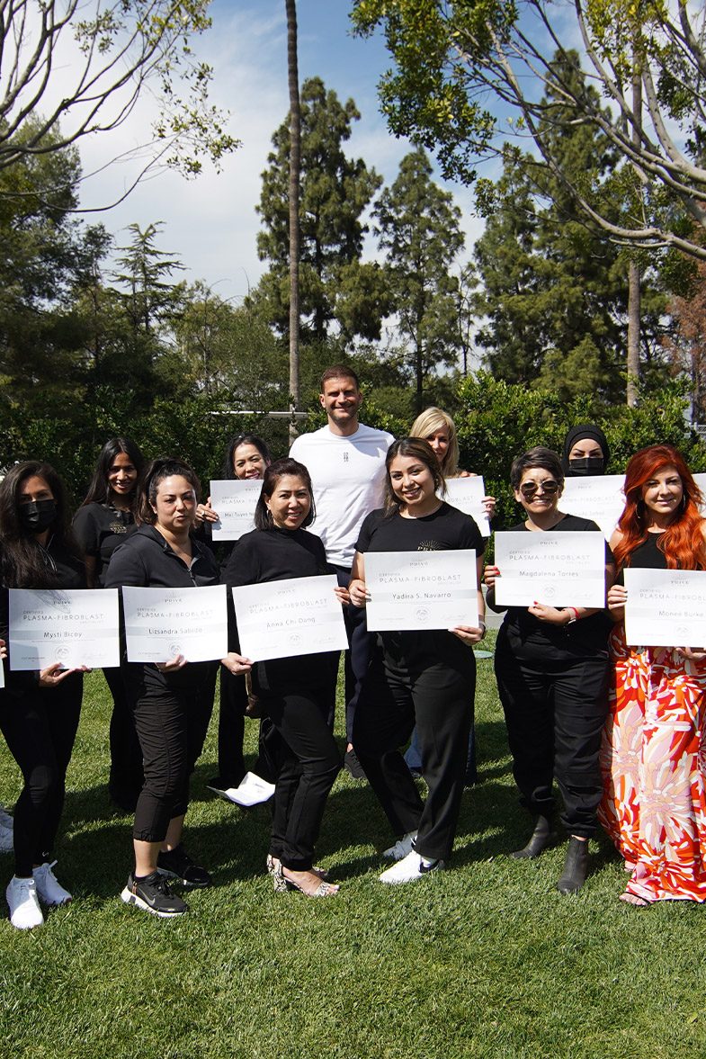 Privé live-training graduates holding their certificates