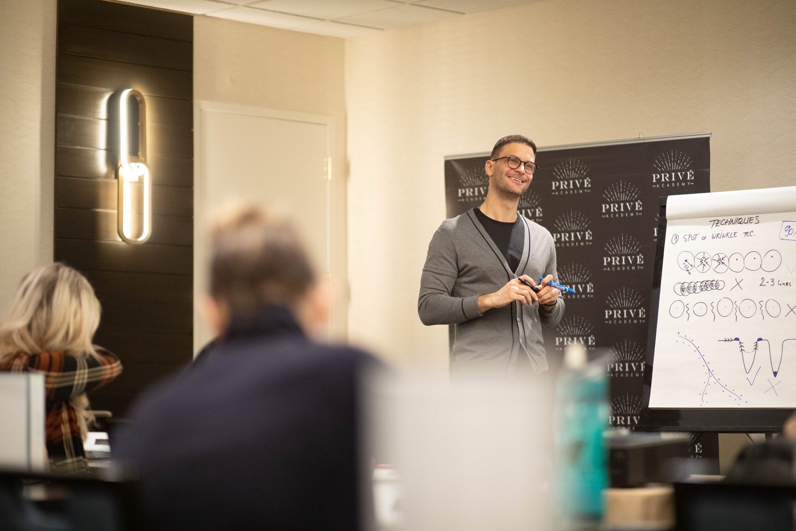 Samo Sambol teaching technique at a flipchart during a Privé live training
